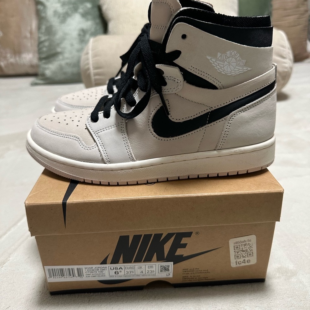 Women AIR JORDAN
NIKE
1 ZOOM AIR CMFT